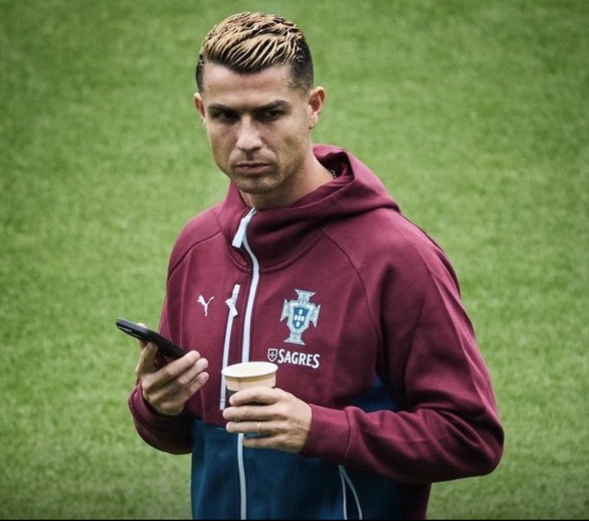 Soje2384's tweet photo. Que oh c’est Ronaldo qui a porté le Portugal seul 🤣🤣🤣 

Le Portugal a gagné un seul très grand titre majeur en 25 ans de carrière du génie.  L’Euro 2016. 

Voilà sa contribution lors de cet Euro en stats que vous aimez 👌

Portugal 1 vs Islande 1 : buteur Nani 
Portugal  0 vs Autriche 0 
Hongrie 3 Portugal 3  Buteur 2 CR7 1 Nani
………………………..,,……………………………
Portugal 1 vs Croatie buteur Quaresma 
Portugal 1 vs Pologne 1 Buteur Sanches 
Portugal vs Galles Buteur 1 CR7 1 Nani 
Portugal 1 vs France 0. Buteur Eder 

🔹 Les matchs les plus difficiles: Autriche, Croatie , Pologne, France… il a 0 but. 
🔹 après la phase de poule c’est 1 but contre les pays de Galles.  

Mais tu as des idolâtres qui nous disent que c’est uniquement grâce à lui que le Portugal a gagné cet Euro. Quaresma en 8e, Sanches en 1/4, Eder en finale ils n’ont servi à rien ??? 🤣

Nani a été meilleur que lui dans cet Euro globalement et c’est Eder qui délivre le Portugal en finale. Voilà la vraie histoire 👌