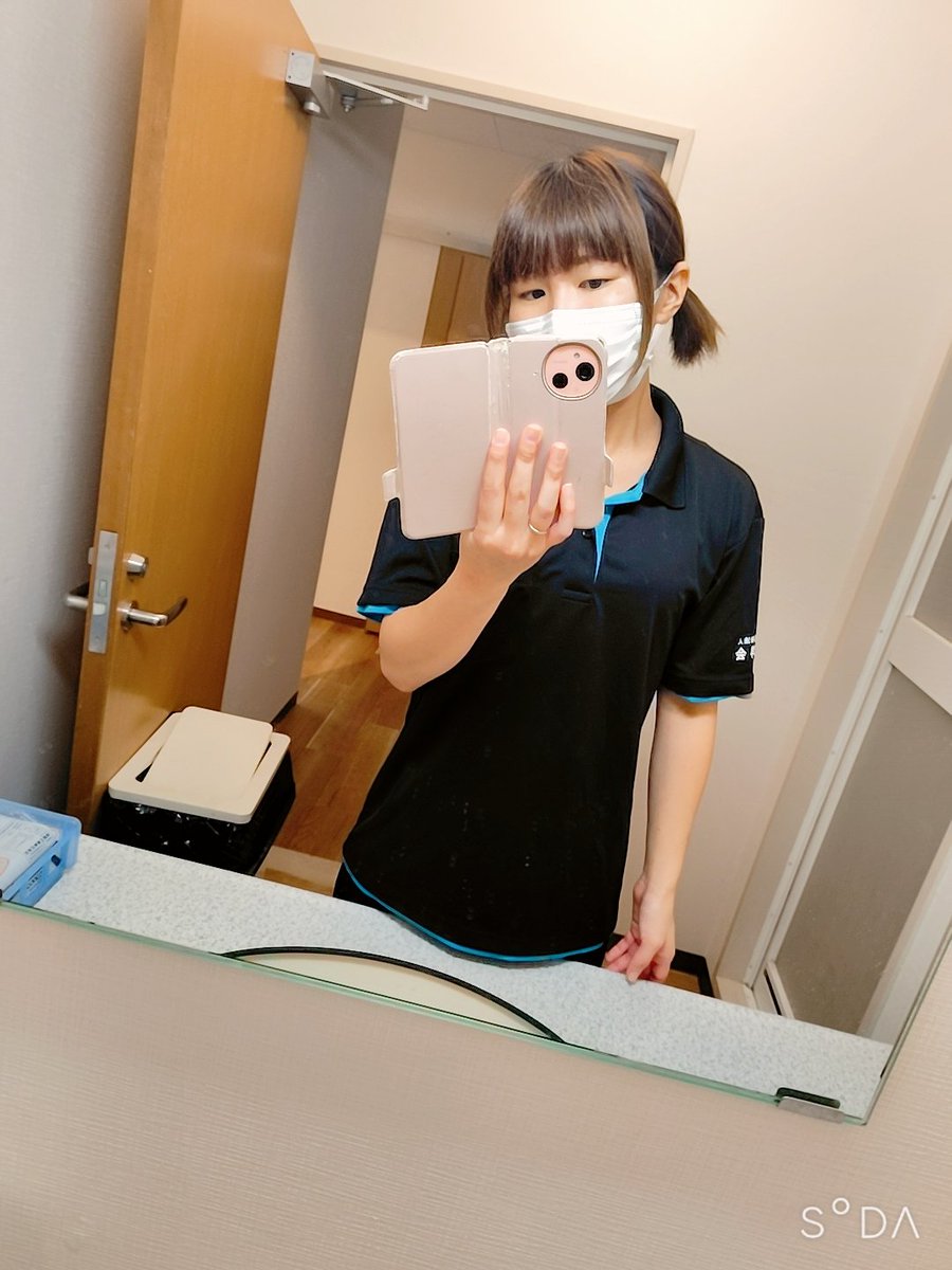 Enjoysmile55's tweet photo. おはようございます😪
約1ヶ月ぶりの早番は眠すぎる〜
目元が死んでるけど気にしないでね😇
髪伸びたからミニ×2ツインテールができた😊
（美容室行きたいな〜）
早番業務行ってくるね〜 https://t.co/ipxED6NPid