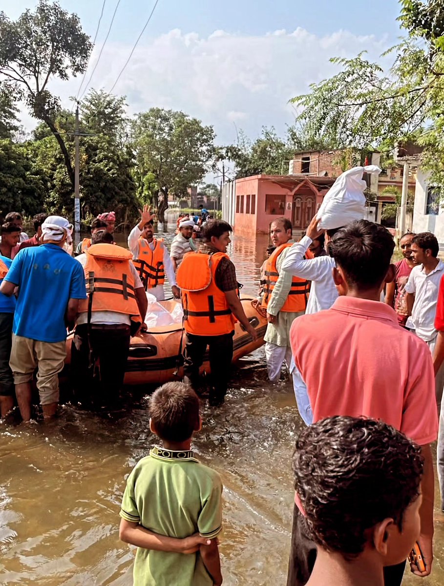 compac26's tweet photo. 26वीं वाहिनी पीएसी, गोरखपुर के बी दल (बाढ़ राहत दल) द्वारा *जनपद महराजगंज एवं कुशीनगर* के बाढ़ प्रभावित क्षेत्रों में 1½-1½ सेक्शन की टीमों के माध्यम से लगातार राहत एवं बचाव अभियान चलाया जा रहा है।
@Uppolice @Dgpacup https://t.co/qlWxqVZr9i