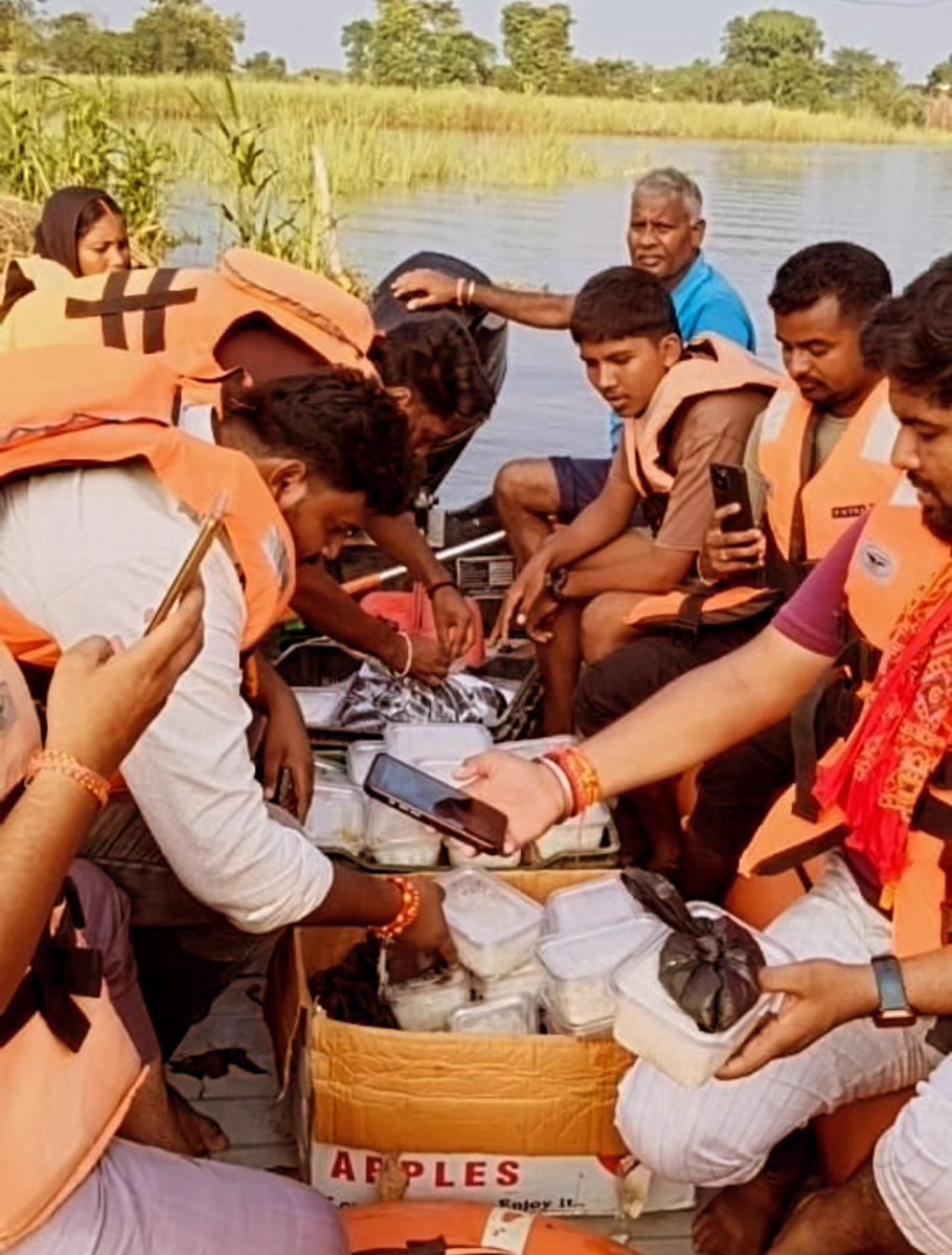 compac26's tweet photo. 26वीं वाहिनी पीएसी, गोरखपुर के बी दल (बाढ़ राहत दल) द्वारा *जनपद महराजगंज एवं कुशीनगर* के बाढ़ प्रभावित क्षेत्रों में 1½-1½ सेक्शन की टीमों के माध्यम से लगातार राहत एवं बचाव अभियान चलाया जा रहा है।
@Uppolice @Dgpacup https://t.co/qlWxqVZr9i