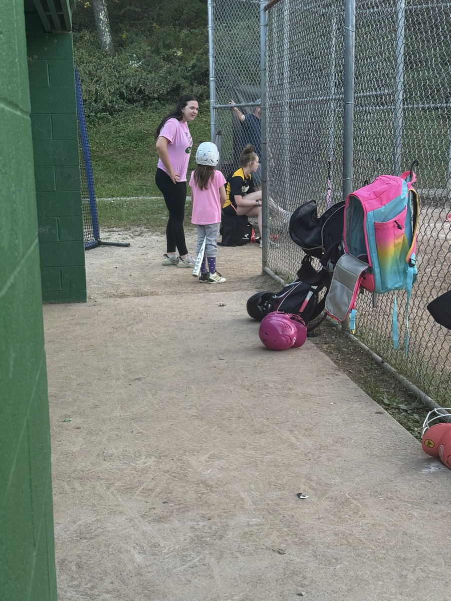 MinkaClawson30's tweet photo. I remember a few years ago when some of the high school girls would help our practices and how awesome it was. So when @SherRybolt2029 asked if I wanted to help her and her dad with their 8u team, I jumped at the chance. It’s so much fun and it’s a great feeling to help the littles. @tagupSoftball @themaineventsb @ExtraInningSB @LineDsoftball @SBRRetweets @PA_recruit @SoftbalAmerica @PrepSoftball @TOP_D1RECRUITS @coach_crowell @_TimWalton @CoachJexx_KSU @SaraPelegreen @2Ganeff @Coach_Alameda @GerryGlasco @TexasCoachWhite @UGACoachTony @ABaggetta @laurenfoster02 @Coach2K_OSU @mzerkleee @Shannon_Mini27 @coachmegsmith @VTechSBcoach @KarenWeekly @DukeCoachYoung