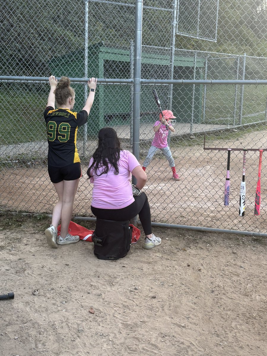 MinkaClawson30's tweet photo. I remember a few years ago when some of the high school girls would help our practices and how awesome it was. So when @SherRybolt2029 asked if I wanted to help her and her dad with their 8u team, I jumped at the chance. It’s so much fun and it’s a great feeling to help the littles. @tagupSoftball @themaineventsb @ExtraInningSB @LineDsoftball @SBRRetweets @PA_recruit @SoftbalAmerica @PrepSoftball @TOP_D1RECRUITS @coach_crowell @_TimWalton @CoachJexx_KSU @SaraPelegreen @2Ganeff @Coach_Alameda @GerryGlasco @TexasCoachWhite @UGACoachTony @ABaggetta @laurenfoster02 @Coach2K_OSU @mzerkleee @Shannon_Mini27 @coachmegsmith @VTechSBcoach @KarenWeekly @DukeCoachYoung