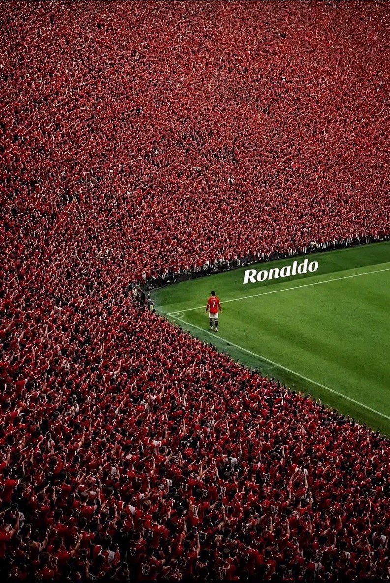 ndione_ada's tweet photo. Pour être honnête avec vous, avec cette affaire Cr7/sélection portugaise, une grosse part de ma passion du football s’en va. Cristiano Ronaldo, même Zidane, qui a fait de moi un supporter des Bleus et du Real, je ne l’ai pas autant supporté que Cr7. Le portugais c’est mon GOAT absolu. 

Je vais vous l’avouer aujourd’hui: mon monde du football, ma perception du football ainsi que ma passion pour ce sport ont essentiellement tourné autour de Cristiano Ronaldo, et mes sympathies et/ou antipathies pour un individu ont souvent dépendu de comment il parle en bien ou en mal de Cristiano Ronaldo. 

❇️Cela dit, la vérité c’est que le Portugal d’avant Ronaldo c’était juste 3 participations en Coupe du Monde, et 3 qualifications à l’Euro, avec zéro trophée. 
 
❇️Avec le GOAT comme meneur de troupes et capitaine, le Portugal🇵🇹 c’est 6 participations en Coupe du Monde, 6 participations à l’Euro, et 3 trophées majeurs. 

❇️Cristiano Ronaldo détient le record absolu 234 sélections officielles sous le maillot du Portugal. Il détient aussi le record absolu de buts marqués en sélection par un footballeur, 146 buts. 
 
Depuis hier, beaucoup sont déchaînés et on lit des choses bien méchantes et malveillantes sur Ronaldo, dans une indécence assez ahurissante. Mais c’est comme ça la vie. Perso, en tant que fan absolu du joueur, je fais partie de ceux que ces développements affectent au plus haut point. C’est une affliction à la limite suffocante.

Aux fans de Ronaldo comme moi, affectés par ce sort qu’ils lui réservent (de façon indécente et dans un manque d'égards caractérisé, ils ont attribué son numéro 7 à quelqu’un d’autre le lendemain du problème), je vous recommande de faire comme je fais: n’essayez de convaincre qui que ce soit qu’ils ont été injustes avec Cr7, car tout le monde sait qui est Ronaldo, combien d’athlètes et de footballeurs il a inspirés au fil de sa carrière. Ne polémiquez avec personne dessus, ni en public ni en privé. 

Je vais finir par une métaphore in absentia. Que l’on se réjouisse ou pas de ceci ou que l’on dise que c’est lui qui était le méchant de l’histoire, celui qui empêchait le pays d’avancer, celui qui a mis le football portugais au 5e sous-sol et qui les empêchait de bien jouer, Cr7 aura joué sa part de l’histoire de la sélection portugaise. Maintenant qu’il a été limogé de son poste de capitaine et a été remplacé par un autre, sa responsabilité comptable s’arrête là. Aux autres d’assumer la leur. Et on verra la suite.