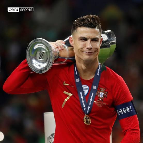 ndione_ada's tweet photo. Pour être honnête avec vous, avec cette affaire Cr7/sélection portugaise, une grosse part de ma passion du football s’en va. Cristiano Ronaldo, même Zidane, qui a fait de moi un supporter des Bleus et du Real, je ne l’ai pas autant supporté que Cr7. Le portugais c’est mon GOAT absolu. 

Je vais vous l’avouer aujourd’hui: mon monde du football, ma perception du football ainsi que ma passion pour ce sport ont essentiellement tourné autour de Cristiano Ronaldo, et mes sympathies et/ou antipathies pour un individu ont souvent dépendu de comment il parle en bien ou en mal de Cristiano Ronaldo. 

❇️Cela dit, la vérité c’est que le Portugal d’avant Ronaldo c’était juste 3 participations en Coupe du Monde, et 3 qualifications à l’Euro, avec zéro trophée. 
 
❇️Avec le GOAT comme meneur de troupes et capitaine, le Portugal🇵🇹 c’est 6 participations en Coupe du Monde, 6 participations à l’Euro, et 3 trophées majeurs. 

❇️Cristiano Ronaldo détient le record absolu 234 sélections officielles sous le maillot du Portugal. Il détient aussi le record absolu de buts marqués en sélection par un footballeur, 146 buts. 
 
Depuis hier, beaucoup sont déchaînés et on lit des choses bien méchantes et malveillantes sur Ronaldo, dans une indécence assez ahurissante. Mais c’est comme ça la vie. Perso, en tant que fan absolu du joueur, je fais partie de ceux que ces développements affectent au plus haut point. C’est une affliction à la limite suffocante.

Aux fans de Ronaldo comme moi, affectés par ce sort qu’ils lui réservent (de façon indécente et dans un manque d'égards caractérisé, ils ont attribué son numéro 7 à quelqu’un d’autre le lendemain du problème), je vous recommande de faire comme je fais: n’essayez de convaincre qui que ce soit qu’ils ont été injustes avec Cr7, car tout le monde sait qui est Ronaldo, combien d’athlètes et de footballeurs il a inspirés au fil de sa carrière. Ne polémiquez avec personne dessus, ni en public ni en privé. 

Je vais finir par une métaphore in absentia. Que l’on se réjouisse ou pas de ceci ou que l’on dise que c’est lui qui était le méchant de l’histoire, celui qui empêchait le pays d’avancer, celui qui a mis le football portugais au 5e sous-sol et qui les empêchait de bien jouer, Cr7 aura joué sa part de l’histoire de la sélection portugaise. Maintenant qu’il a été limogé de son poste de capitaine et a été remplacé par un autre, sa responsabilité comptable s’arrête là. Aux autres d’assumer la leur. Et on verra la suite.