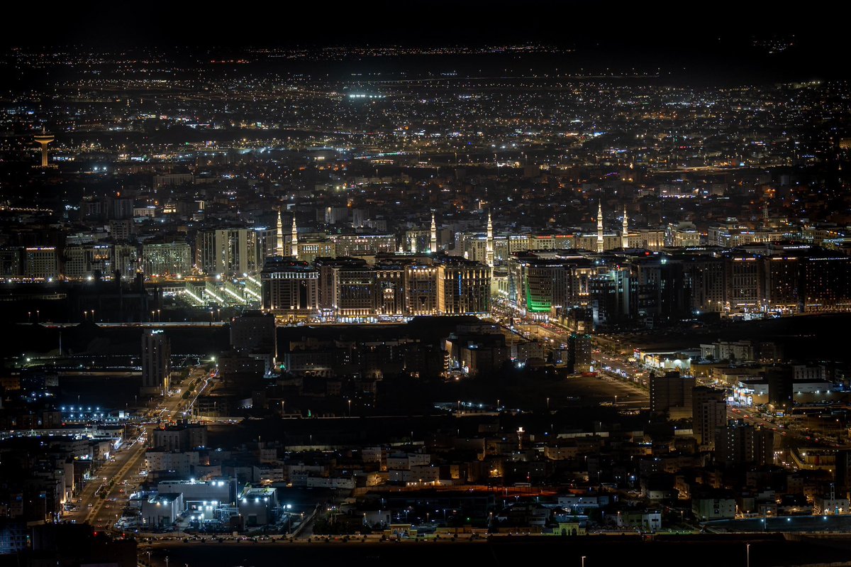 moosaaa1414's tweet photo. طَيْبَةُ الطَّاهِرَةُ نَبْضُ الحَيَاةِ فِي جَسَدِ الوَطَنِ، وَدُرَّةُ الأَمْنِ إِذَا احْتَدَمَتِ الفِتَنُ.. لَا يَضُرُّهَا نَعِيقُ البُغَاةِ، وَلَا يَنَالُ مِنْ مَهَابَتِهَا سَفَاهَةُ العُدَاةِ.. حَفِظَ اللَّهُ مَهْدَ السَّكِينَةِ وَأَدَامَ عِزَّ مَمْلَكَتِنَا الشَّامِخَةِ 🇸🇦🇸🇦
#المدينة_المنورة