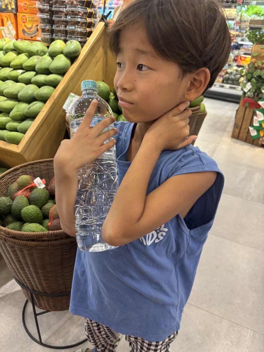aloha8118's tweet photo. バリ島にいる白氣と詰氣が仲良くジュースを半分こしてる。

あぁぁ〜なんて可愛いのでしょう😍
孫の可愛さは別格ですね。

なんと‼️
赤氣が髪の毛を切った😎
男前はロングもショートも似合うね^ ^
一番最初に髪の毛を切ったのは輝氣でした。 https://t.co/9jXEc1UJhR