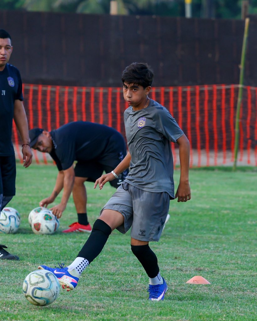 RacingTDP_Sub16's tweet photo. ¡Concluimos el entrenamiento del día de hoy!😈⚽️

#NuestroCorazónNuestroEscudo💜 https://t.co/zy5uNOdCwO