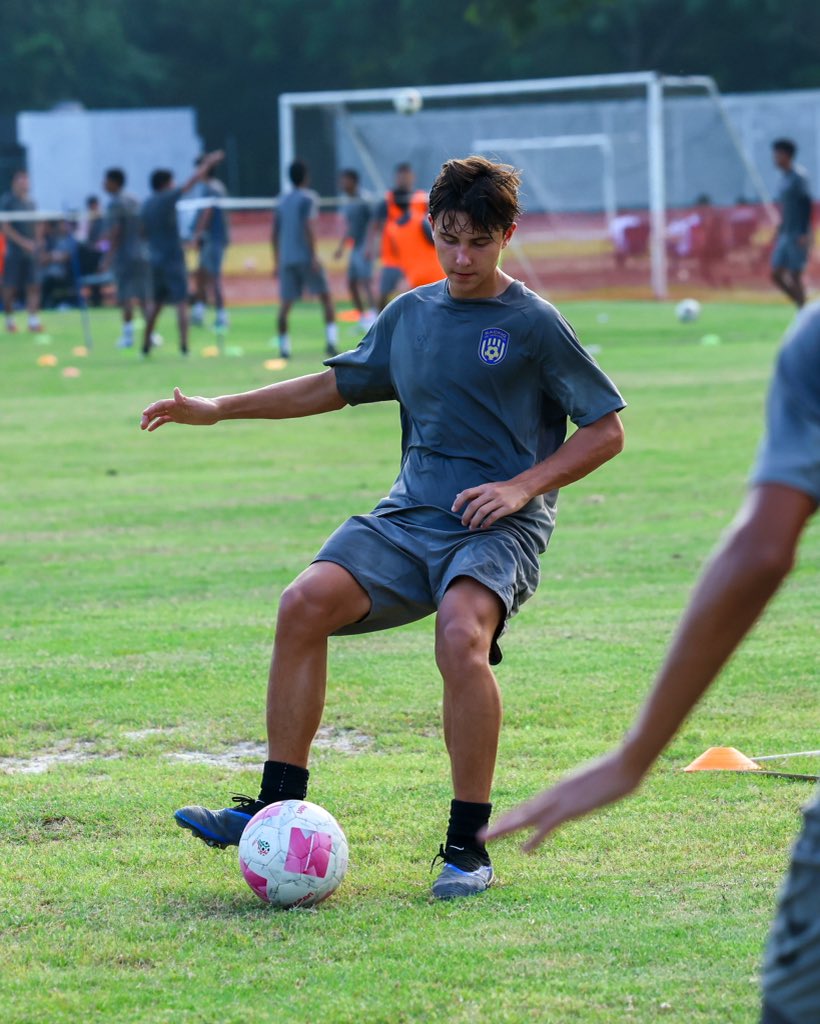 RacingTDP_Sub16's tweet photo. ¡Concluimos el entrenamiento del día de hoy!😈⚽️

#NuestroCorazónNuestroEscudo💜 https://t.co/zy5uNOdCwO