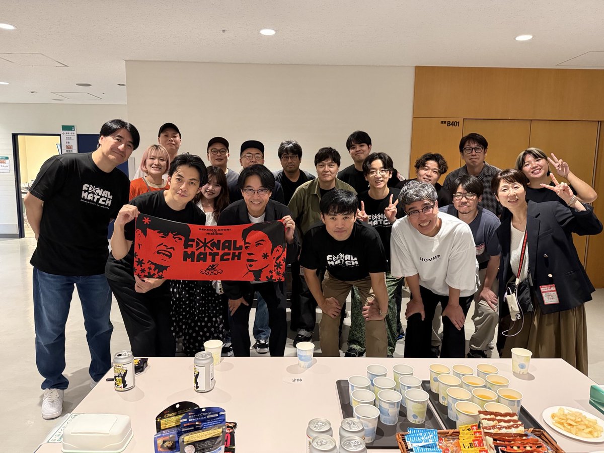 nishinoakihiro's tweet photo. 【劇団ひとり×西野　ファイ※ナルマッチin東京国際フォーラム】

スタッフさんからは「もしかしたら全裸になるかもしれないから、念のために｣と言われ、前バリ(チンコ隠し)を貼ってステージに出ていったところ、開始３分で全ての服を破られ、全裸になっていました。

泣いたり、笑ったり、叫んだり、とにかく最高の夜でした。
本当にありがとうございました！
写真は、いつも面白くてカッコイイ先輩方と。

あー、楽しかった！
今日も頑張ろう！

#ゴッドタン