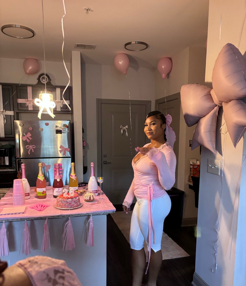 lowkiamari's tweet photo. My birthday party was such a vibe 🎀🎀 https://t.co/tc0jas4i5P