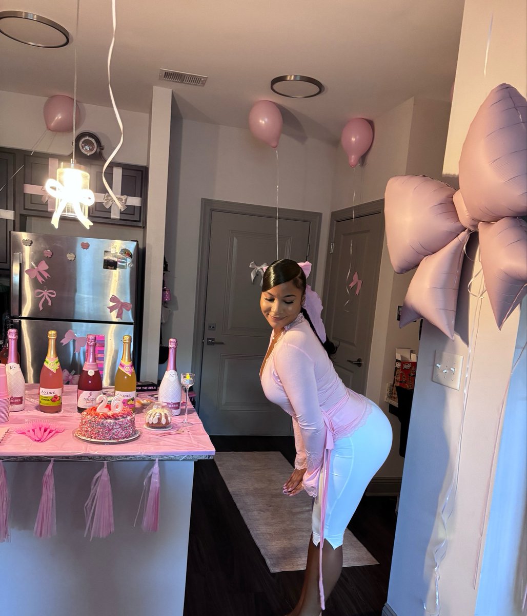 lowkiamari's tweet photo. My birthday party was such a vibe 🎀🎀 https://t.co/tc0jas4i5P