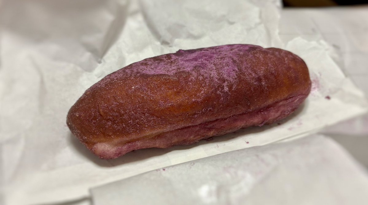 Link0713's tweet photo. 今朝は、『まるで！焼きいも』を食べた😋
なかなかリアルだ🍠

先日お会いした絵本作家の先生👨‍🏫
絵本「さつまのおいも」🍠
楽しい作品があったな

にじ（中川ひろたか先生の作曲）
https://t.co/nFAVCIig2K https://t.co/c9btlIvJla