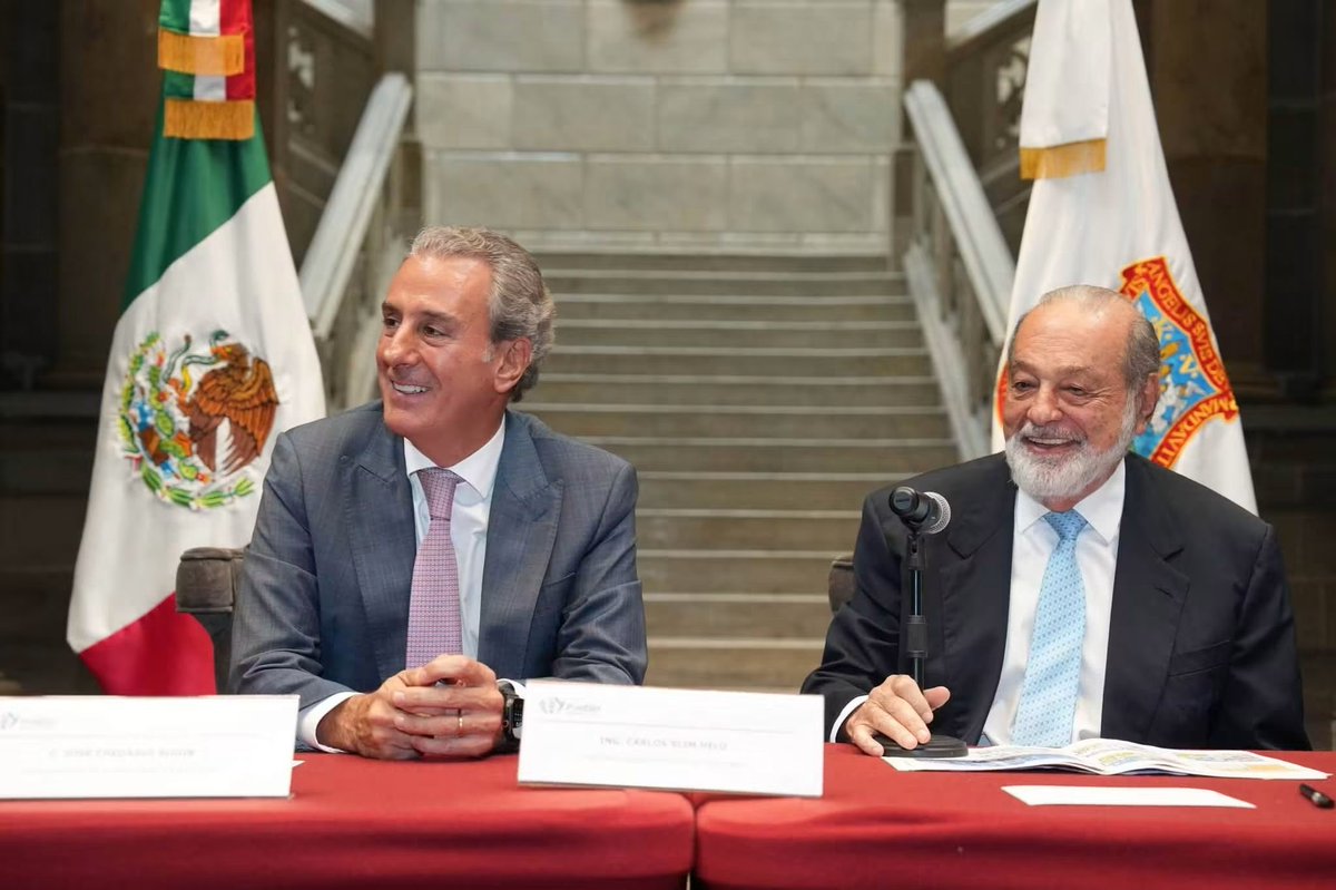 GalileoMx_'s tweet photo. ¡Destruirán el Centro Histórico de Puebla, ¡construirán 700 departamentos!

Estimado lector, lamento decirle que el alcalde de Puebla, una vez más nos engañó. La presentación del proyecto de Carlos Slim, NO busca rescatar al emblemático Paseo de San Francisco. Todo lo contrario. La proyección resultó ser un cuestionable y ambicioso complejo inmobiliario por parte del Ingeniero, el cual destruirá el patrimonio histórico de todos los poblanos.

Durante la presentación de los renders, rectores, empresarios y periodistas se cuestionaban, ¿Cómo van a construir 700 departamentos en una zona protegida por el INAH? ¿Cómo soportará la oxidada estructura hidráulica un complejo de tal magnitud cuando especialistas en urbanismo han advertido repetidamente que el drenaje del primer cuadro está colapsado y opera por encima de su capacidad?, ¿Quién otorgará los permisos para construir un complejo de departamentos que altera la imagen urbana del primer cuadro de la ciudad?

Las dudas de los asistentes son más que válidas. En breve veremos la destrucción del Centro Histórico de Puebla, por un negocio inmobiliario que atenta a la historia arquitectónica de nuestra ciudad. Aunque hoy prometan la estricta vigilancia del INAH para proteger los vestigios, la historia reciente de Puebla nos ha demostrado que las regulaciones patrimoniales terminan cediendo ante el peso del gran capital.

El asunto no es menor, el Ingeniero ofrece poco más de tres mil empleos a cambio de un negocio desproporcionado. Tres mil empleos por la destrucción de una zona histórica y protegida. Tres mil empleos por la construcción de departamentos en zona de casonas. Tres mil empleos por colapsar aún más la red hidráulica de una zona que ya no soporta más habitantes.

Lo que estamos presenciando es la hipoteca cultural e histórica más grande de Puebla, por una cantidad ridícula de empleos. No cabe duda que el Ingeniero es el mejor haciendo negocios, pues al final siempre termina ganando.