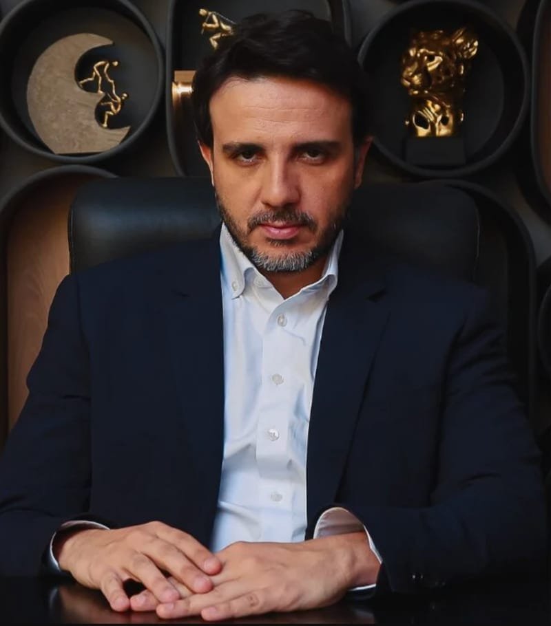 GutoZacariasMBL's tweet photo. Hoje, uma das cenas mais patéticas da história da democracia brasileira aconteceu.

Depois de tentarem de TUDO para impedir Renan Santos de expor suas ideias para o Brasil, Flávio Bolsonaro decidiu FUGIR e a Globo CANCELOU o debate.

Um candidato, uma voz pela verdade e pelo futuro, fez todo o sistema político correr. 

Vencemos hoje. E domingo é a hora de HUMILHAR eles nas urnas. 

VOTEM 14!