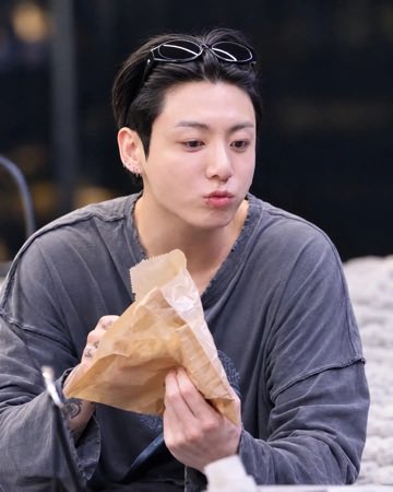 JEONKH_'s tweet photo. he looks so pretty bare faced < 3 https://t.co/c9O0CZQnbK