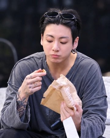 JEONKH_'s tweet photo. he looks so pretty bare faced < 3 https://t.co/c9O0CZQnbK