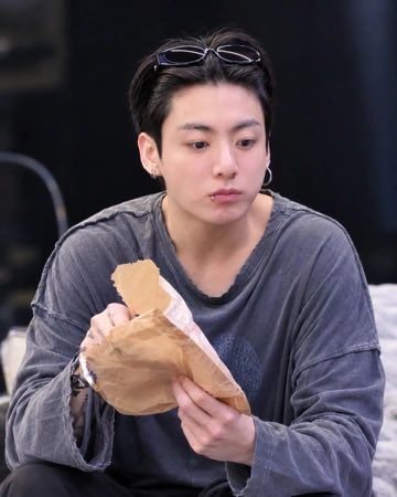 JEONKH_'s tweet photo. he looks so pretty bare faced < 3 https://t.co/c9O0CZQnbK