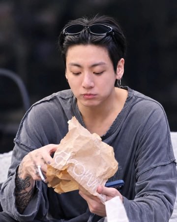 JEONKH_'s tweet photo. he looks so pretty bare faced < 3 https://t.co/c9O0CZQnbK