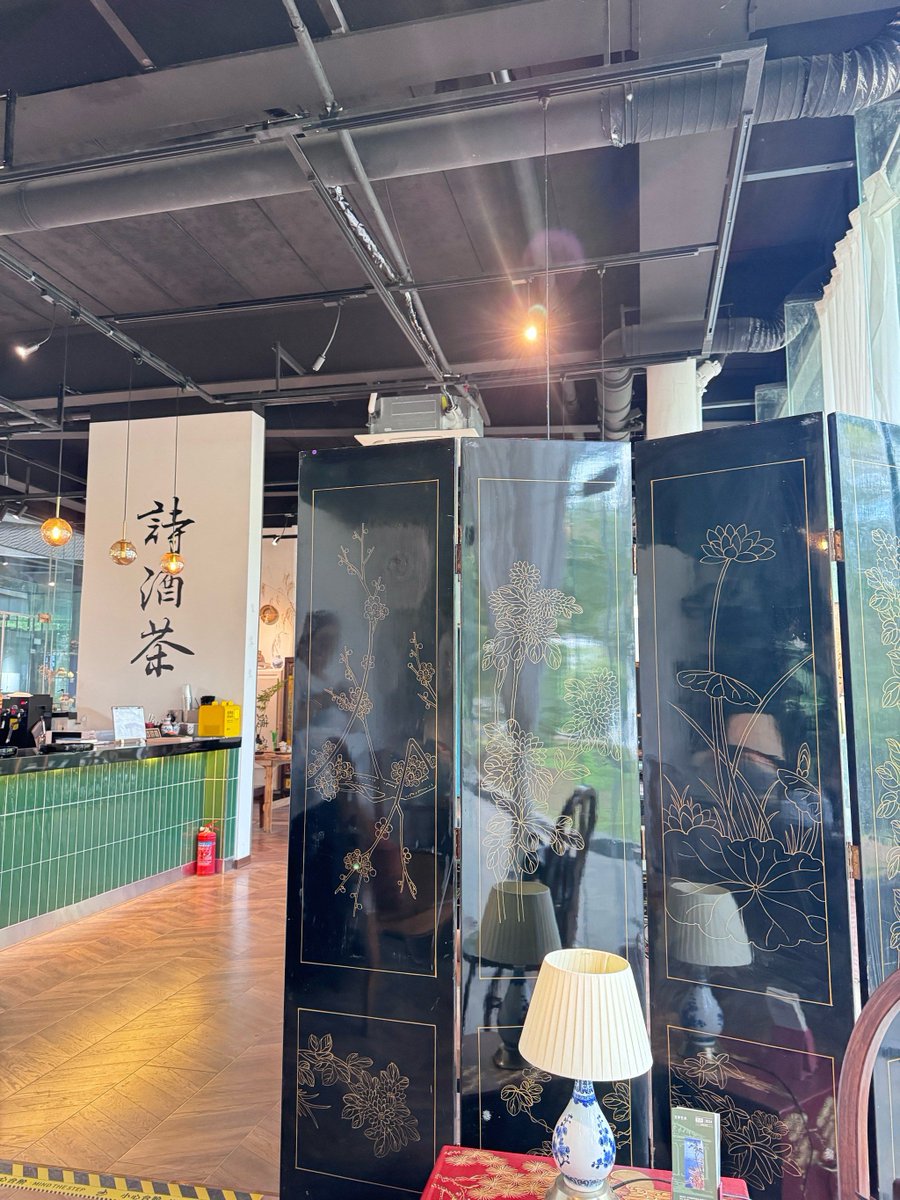 Kimsangjyu's tweet photo. Chillin' with my bottle, looking all乖 in this cozy corner, perfect vibe for a quiet afternoon. https://t.co/KUngw8iIX0