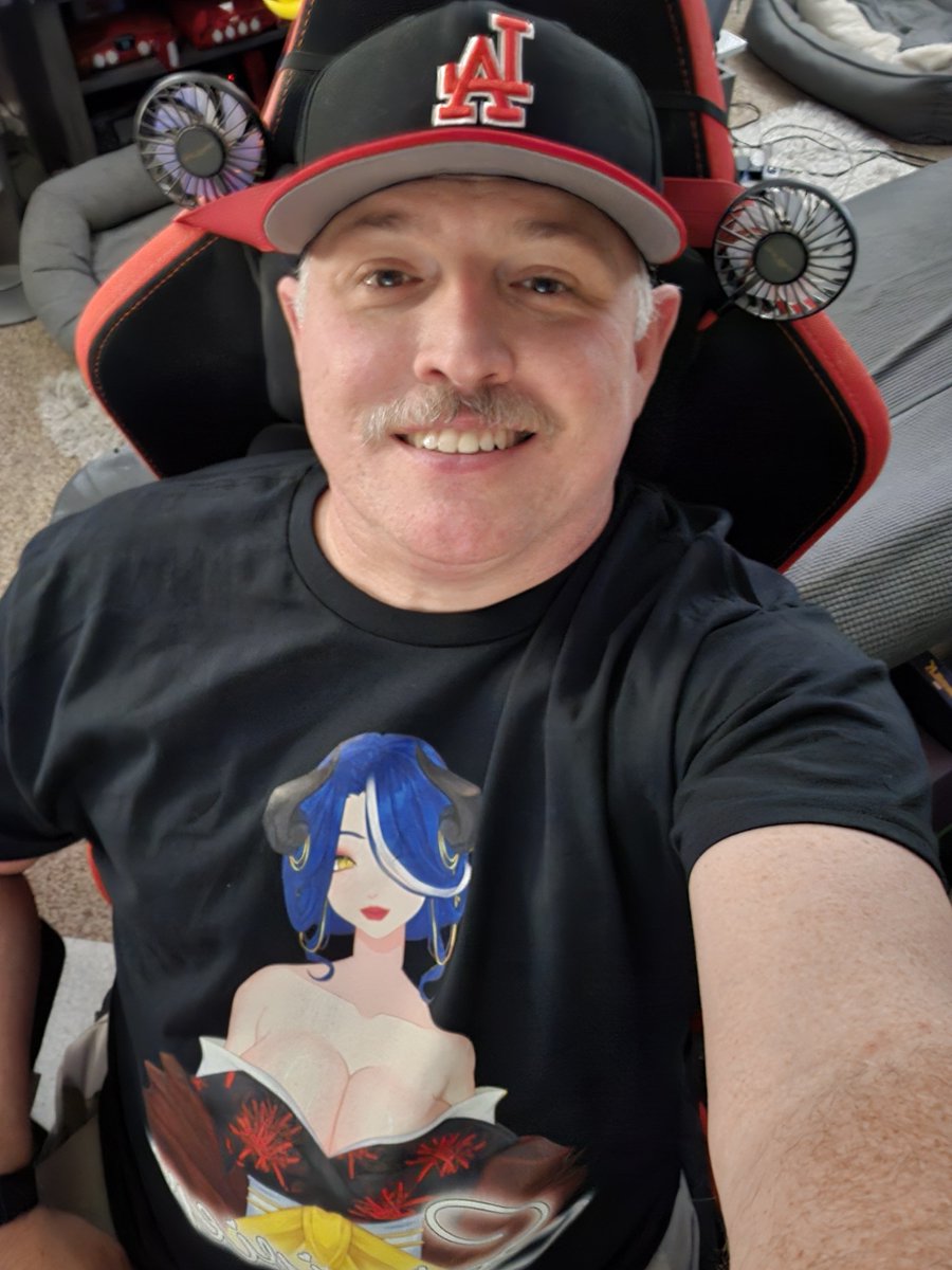 DJMuriel83's tweet photo. A very exciting day for me! I got my T-shirt in with My favorite Oshi @siniviere . I love the shirt Sini! ❤️ Your Sini-Bun DJ 😁 https://t.co/gUln1jo2me