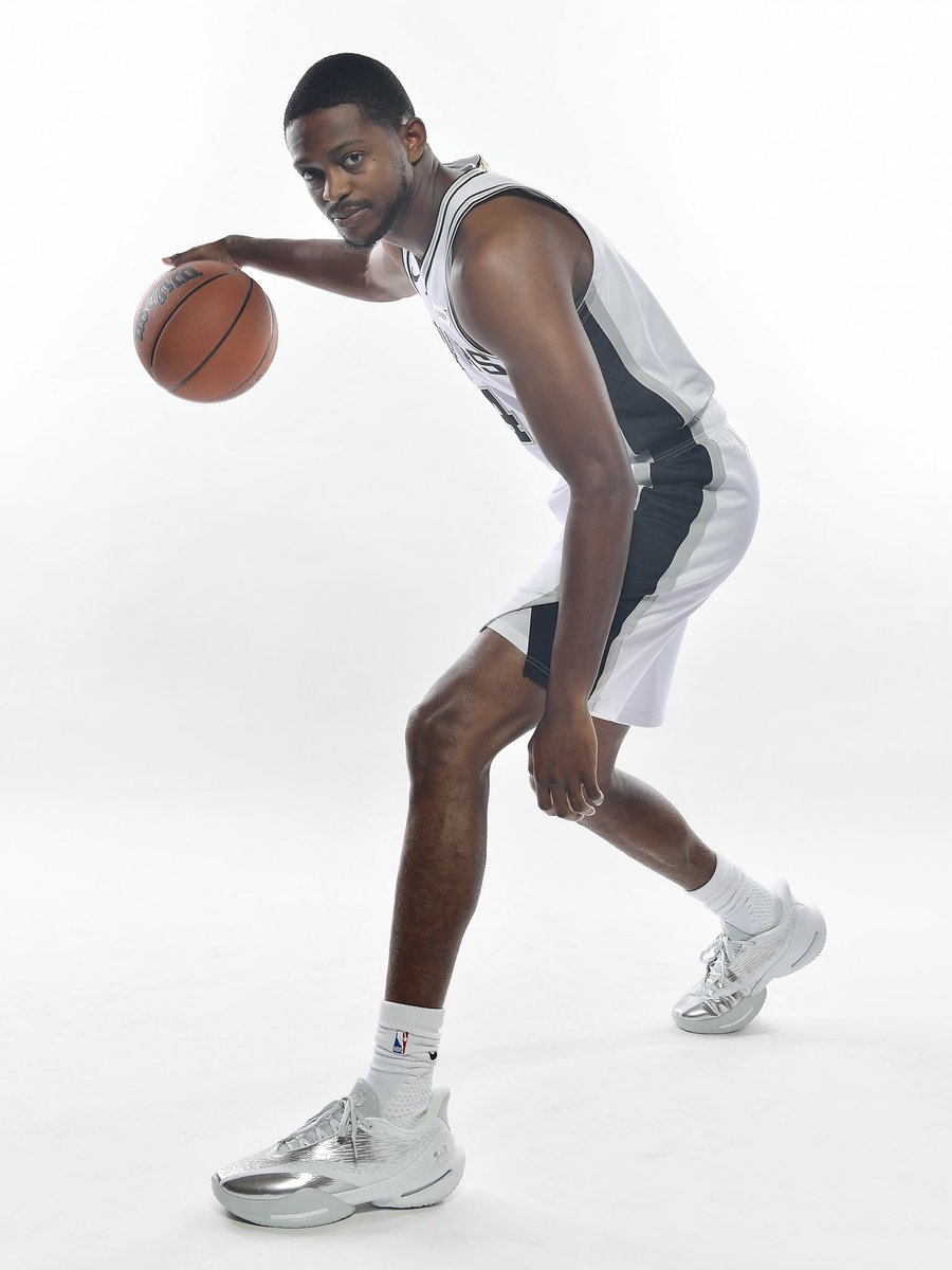 NBAKicks's tweet photo. 🦊 @swipathefox broke out a white &amp; silver Under Armour Fox 3 at @spurs media day! #NBAKicks https://t.co/TdNsLZsoVY