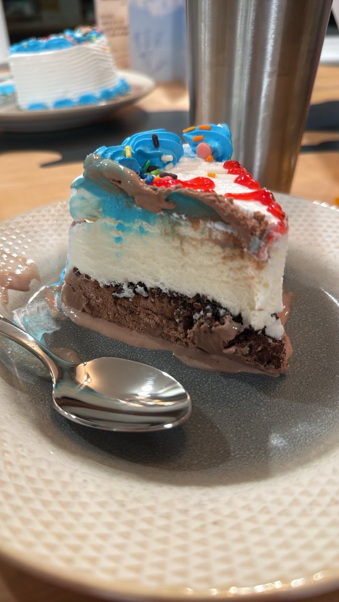referenceguyJB's tweet photo. You gotta get the cookie crumbles in the middle and other end. #WeddingSeason https://t.co/JW35CPFTR4