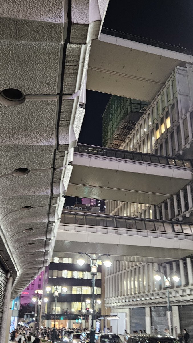 d_nerima's tweet photo. 昨日渋谷に行ってきてたので西武渋谷店の脱け殻見てきた。渋谷にはよく行っていたけど、ぶっちゃけ西武渋谷店には殆ど行ったことがなかったのよね。でもこの建物が失くなってしまうのは悲しい。この渡り廊下は渋谷の景色だったのよ。あと屋上の西武の看板が既にネットで覆われてたのが何か寂しかった https://t.co/zcl21aqGOq
