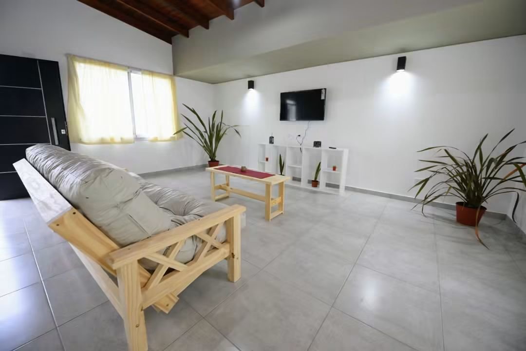 leogorbacz's tweet photo. Dar vivienda y acompañamiento a usuarios con larga institucionalización, no sólo les devuelve su dignidad, también libera camas y profesionales para responder a la crisis actual de salud mental. El camino es éste: implementar la ley en lugar de pretender modificaciones inútiles. https://t.co/WgLatkZQ90