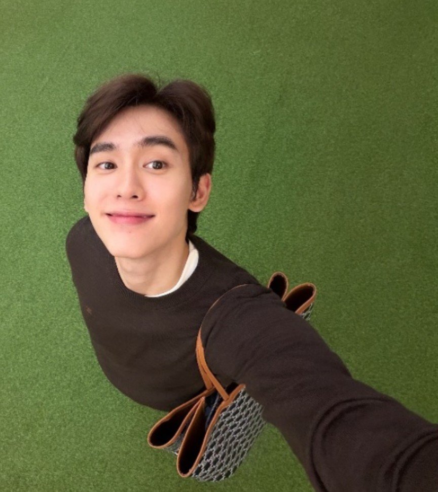 ppimnamepatt's tweet photo. บุ๊คเหมืนเด็กฝรั่งมาก ยิ้งผมเฟดสีน้ำตาลแบบนี้ยิ่งสวย ไปปารีสไม่เหมือนไปทำงานเหมือนได้กลับบ้านเกิด

BOOK X CELINE PFW27
#BookKasidet
#Celine #CelineEte2027
#MichaelRider https://t.co/NJUSzU5m8h