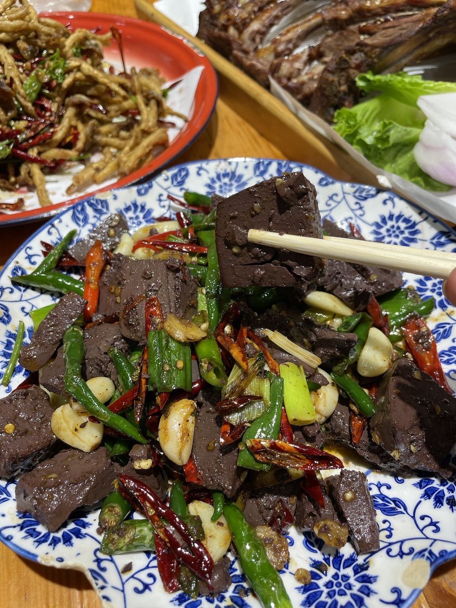 ezofrn334's tweet photo. [Today I got to try the amazing "si gang chen wei kao"—a super unique local snack that's totally worth checking out!]， https://t.co/ndRcbdBnu4