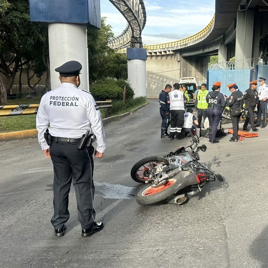 spf_sspc's tweet photo. Integrantes del #SPF en el @AICM_mx atendieron un percance entre una motocicleta y un vehículo, brindaron apoyo inmediato a las personas involucradas y solicitaron los equipos de emergencias.

#ProtectoresDeLaNación https://t.co/hwXUNOUkcV
