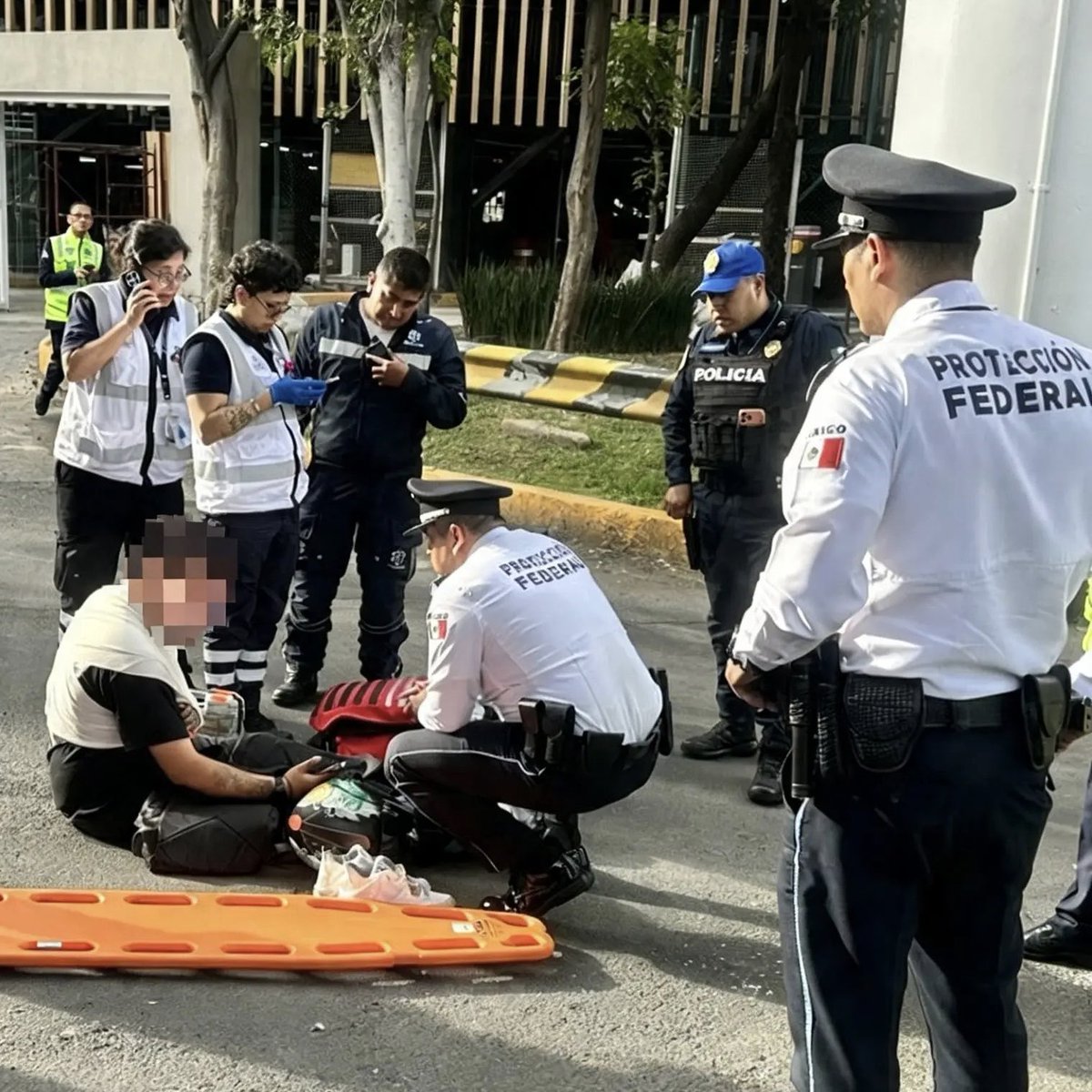 spf_sspc's tweet photo. Integrantes del #SPF en el @AICM_mx atendieron un percance entre una motocicleta y un vehículo, brindaron apoyo inmediato a las personas involucradas y solicitaron los equipos de emergencias.

#ProtectoresDeLaNación https://t.co/hwXUNOUkcV