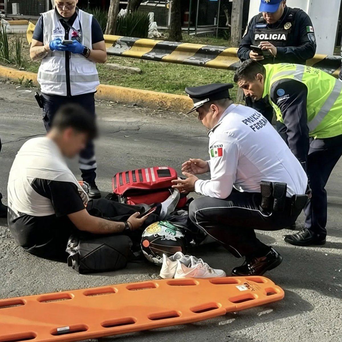 spf_sspc's tweet photo. Integrantes del #SPF en el @AICM_mx atendieron un percance entre una motocicleta y un vehículo, brindaron apoyo inmediato a las personas involucradas y solicitaron los equipos de emergencias.

#ProtectoresDeLaNación https://t.co/hwXUNOUkcV