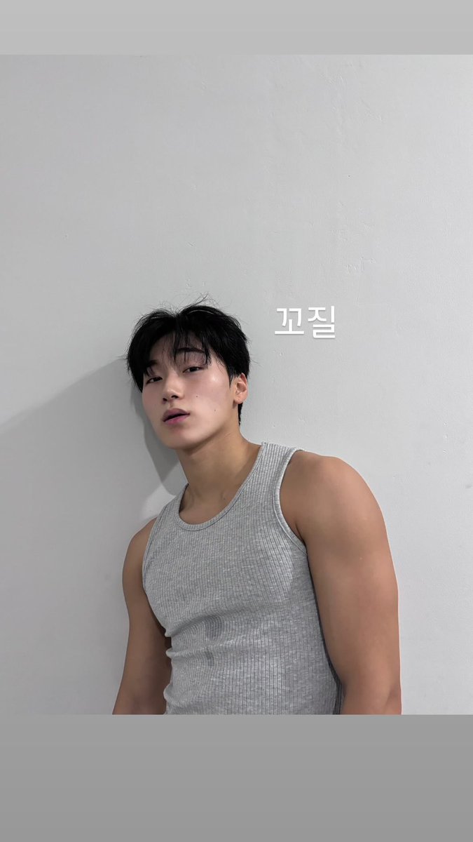yunsancat's tweet photo. whatever man i don’t even care https://t.co/yOFEWTtjK7