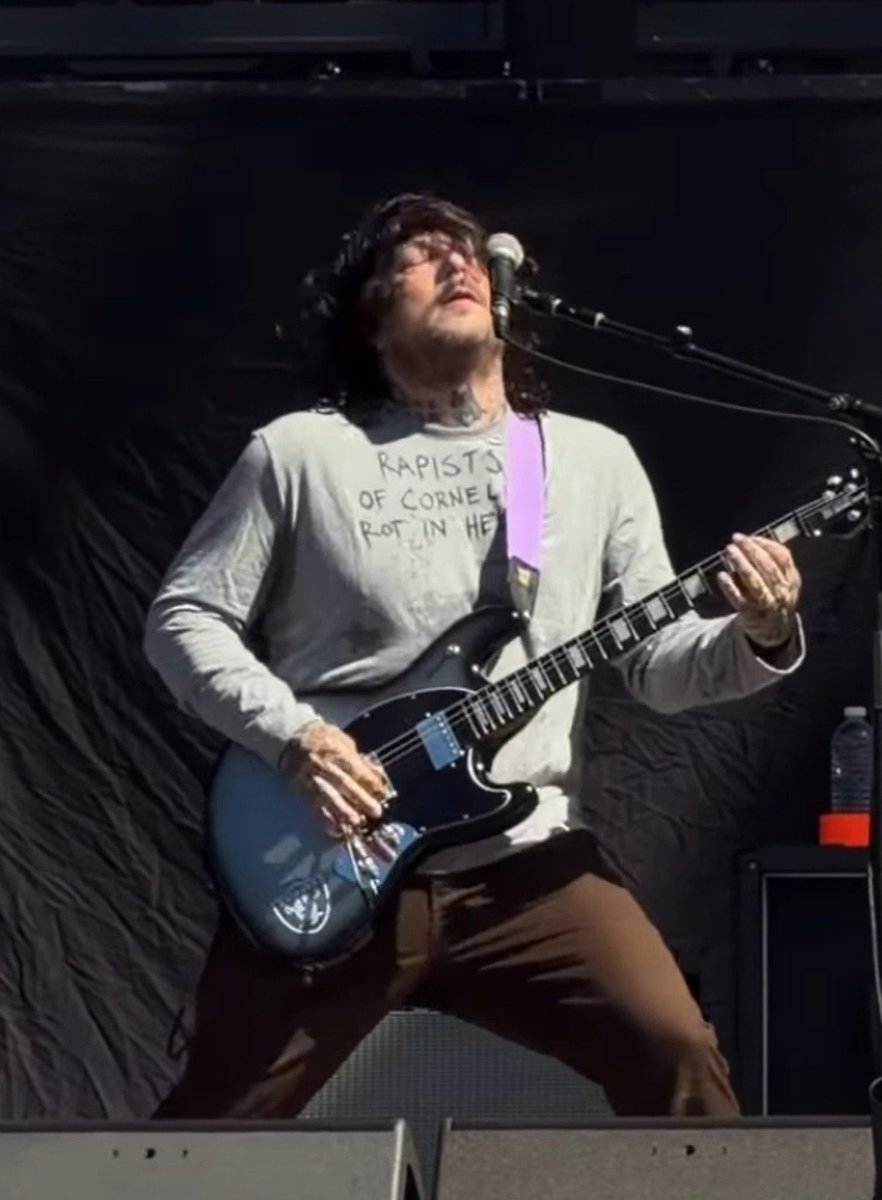 mcrbug's tweet photo. and that’s why i love him and then some of his fans are like “we’re not political let us be alt without the politics stuff” EVERYTHING IS POLITICAL AND SO IS UR FAVE AND YOUR FAVORITE BAND https://t.co/MViZG7TezA