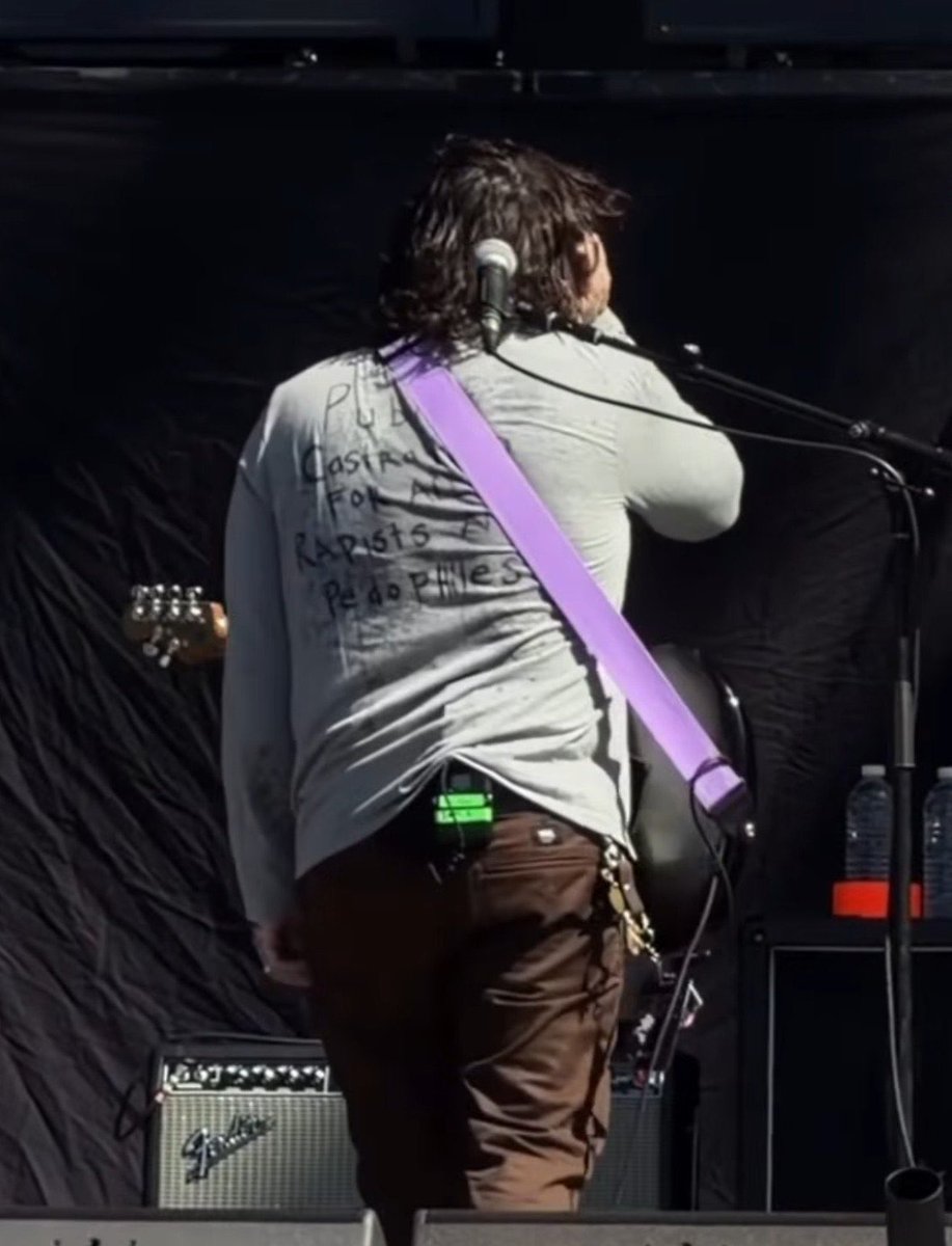 mcrbug's tweet photo. and that’s why i love him and then some of his fans are like “we’re not political let us be alt without the politics stuff” EVERYTHING IS POLITICAL AND SO IS UR FAVE AND YOUR FAVORITE BAND https://t.co/MViZG7TezA