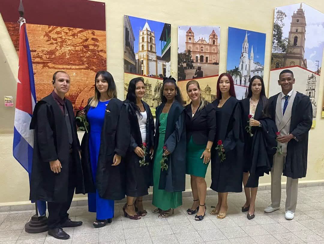 CubaMES's tweet photo. ⚖️ Recién graduados de la Licenciatura en Derecho de la @uc_camaguey se desempeñan en el Tribunal Provincial Popular de Camagüey, quienes protagonizaron la toma de posesión de jueces profesionales y suplentes permanentes de la institución este 30 de septiembre.
ℹ️📷 #UCCuba
#Cuba https://t.co/pPiDQau0ru