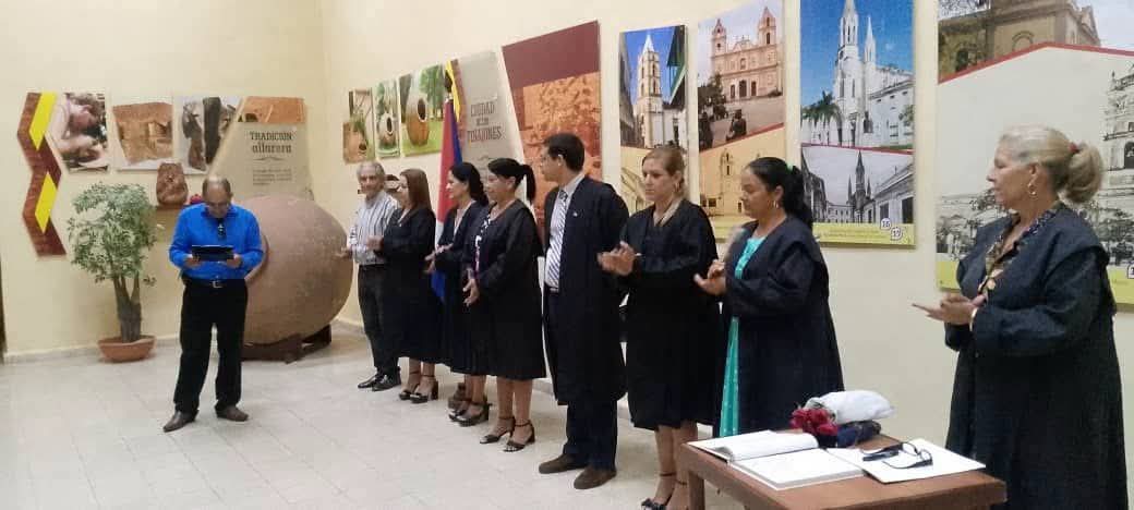 CubaMES's tweet photo. ⚖️ Recién graduados de la Licenciatura en Derecho de la @uc_camaguey se desempeñan en el Tribunal Provincial Popular de Camagüey, quienes protagonizaron la toma de posesión de jueces profesionales y suplentes permanentes de la institución este 30 de septiembre.
ℹ️📷 #UCCuba
#Cuba https://t.co/pPiDQau0ru