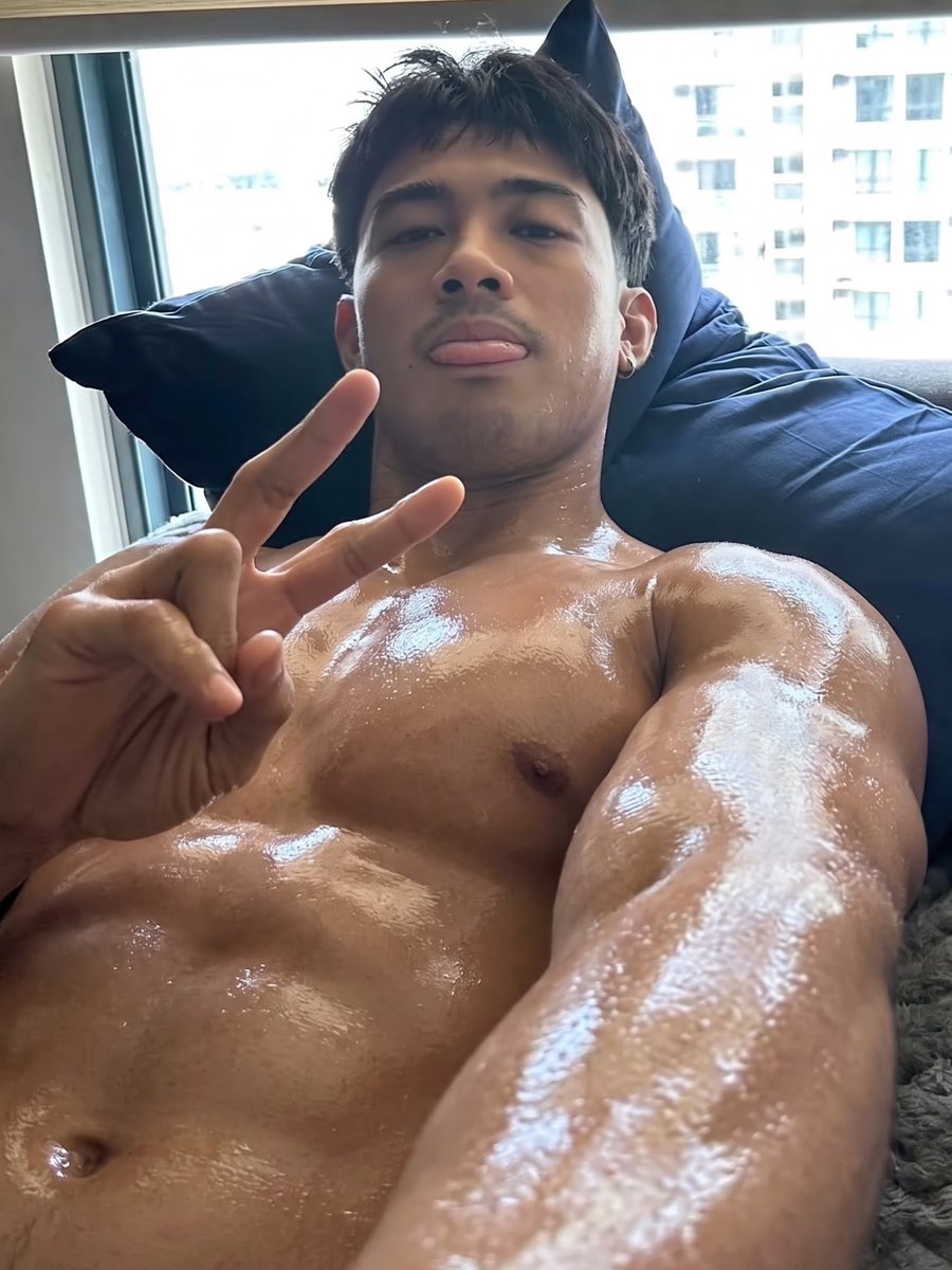 indaylustayy's tweet photo. Kainuman mo si Argel nang bigla siyang lumapit, halos dumampi na ang labi niya sa tenga mo habang mahina siyang bumulong,

“Uwi na tayo… sa bahay ka na lang muna matulog. Hindi na kita mahahatid.”

Ano ang gagawin o sasabihin mo? 😳😳😳 https://t.co/Z5TIwEOwdC