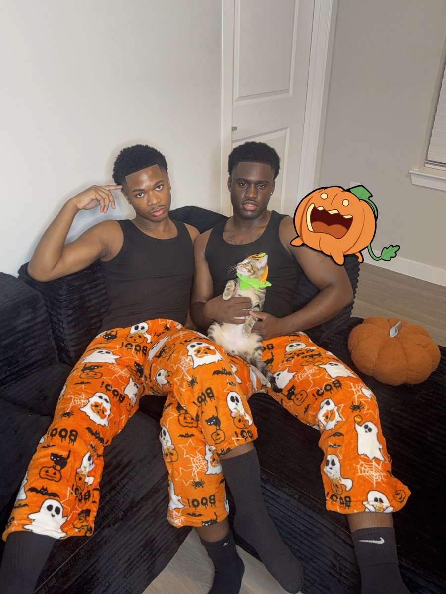 Dresexuall's tweet photo. October 1st dump 🎃👻 https://t.co/69u6bYNEs3