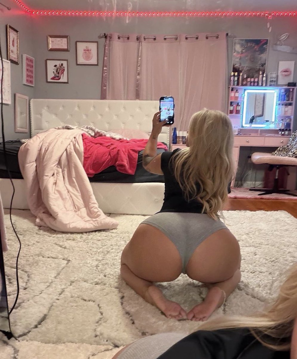 cloefindom's tweet photo. I love being worshipped. Get to sending for mommy, little mutts. 🐷

#findom #fendom #sissy #cuck #bnwo #cbt https://t.co/6stzu1dKy6
