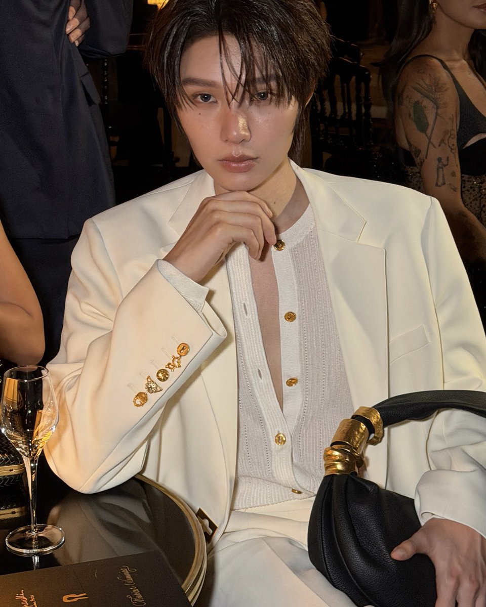 nampingnapat's tweet photo. During the show at Schiaparelli 🕯️.

KENG NAMPING IN PARIS FW27
#SchiaparellixKENGNAMPING
#Schiaparelli
#KengHarit #nampingster https://t.co/AjfoQXC3or