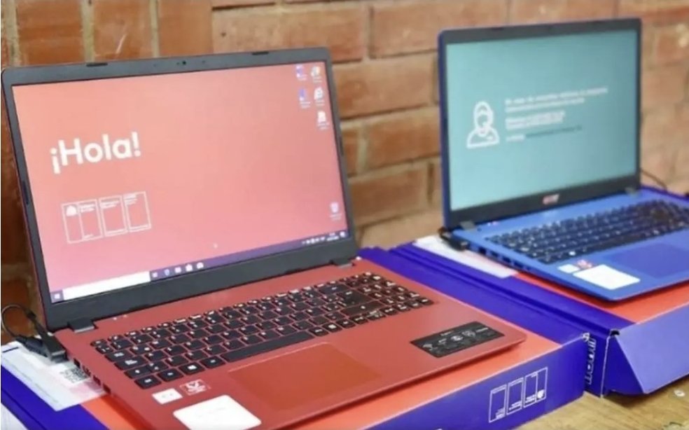 PiensaPrensa's tweet photo. El histórico programa "Yo elijo mi PC" se queda sin financiamiento. 

Proyecto de Presupuesto 2027 elimina los recursos para las Becas TIC, poniendo término a 17 años de entrega de computadores escolares a alumnos de 7° básico. 

La medida frena un beneficio que solo en 2026 llegó a 96.100 estudiantes del sistema público.