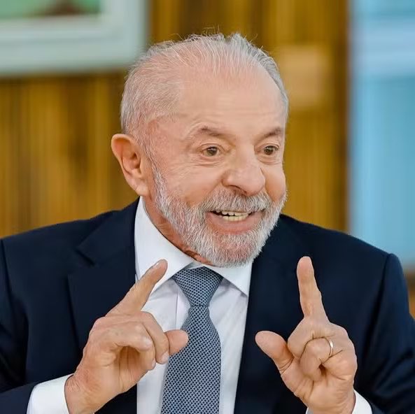 bchartsnet's tweet photo. 🚨Globo CANCELA debate com candidatos à Presidência da República, informa o G1. Lula, candidato do PT, está AGORA no Podcast Flow com mais de 677 mil pessoas assistindo simultaneamente. https://t.co/Vjwgru6oDO