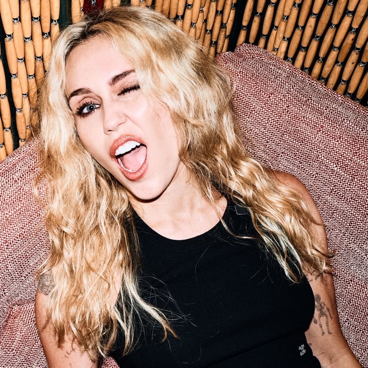 MILEYTRACKING's tweet photo. Billboard analyzed the “Bass Persuades” Era and questioned what Miley could do to achieve more stability in her career. The answer? Get closer to the fans, sharing, in a comfortable way and respecting her boundaries, moments, stories, and more of her personality. https://t.co/3z72dg3kWH