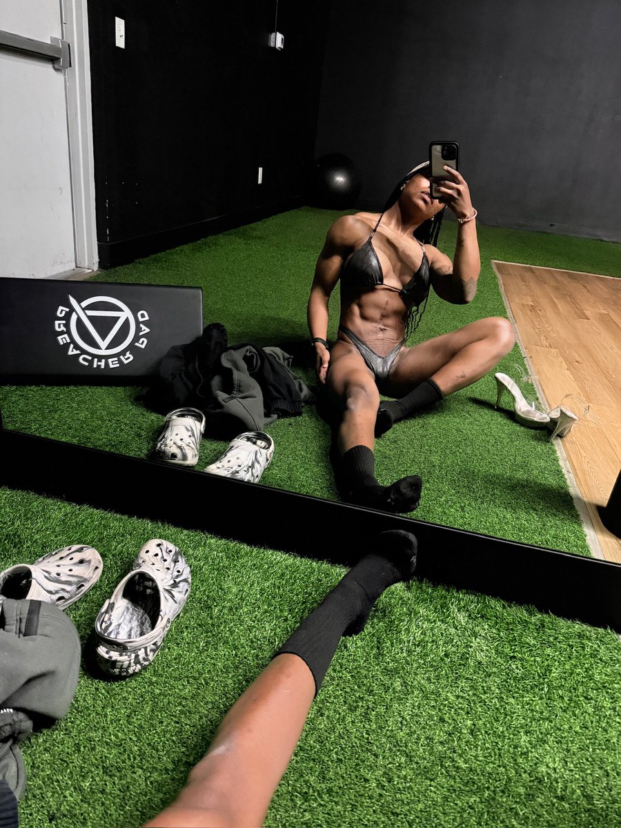 ColezBunz's tweet photo. wanna hit the gym w me? https://t.co/KwKOjqaRYa