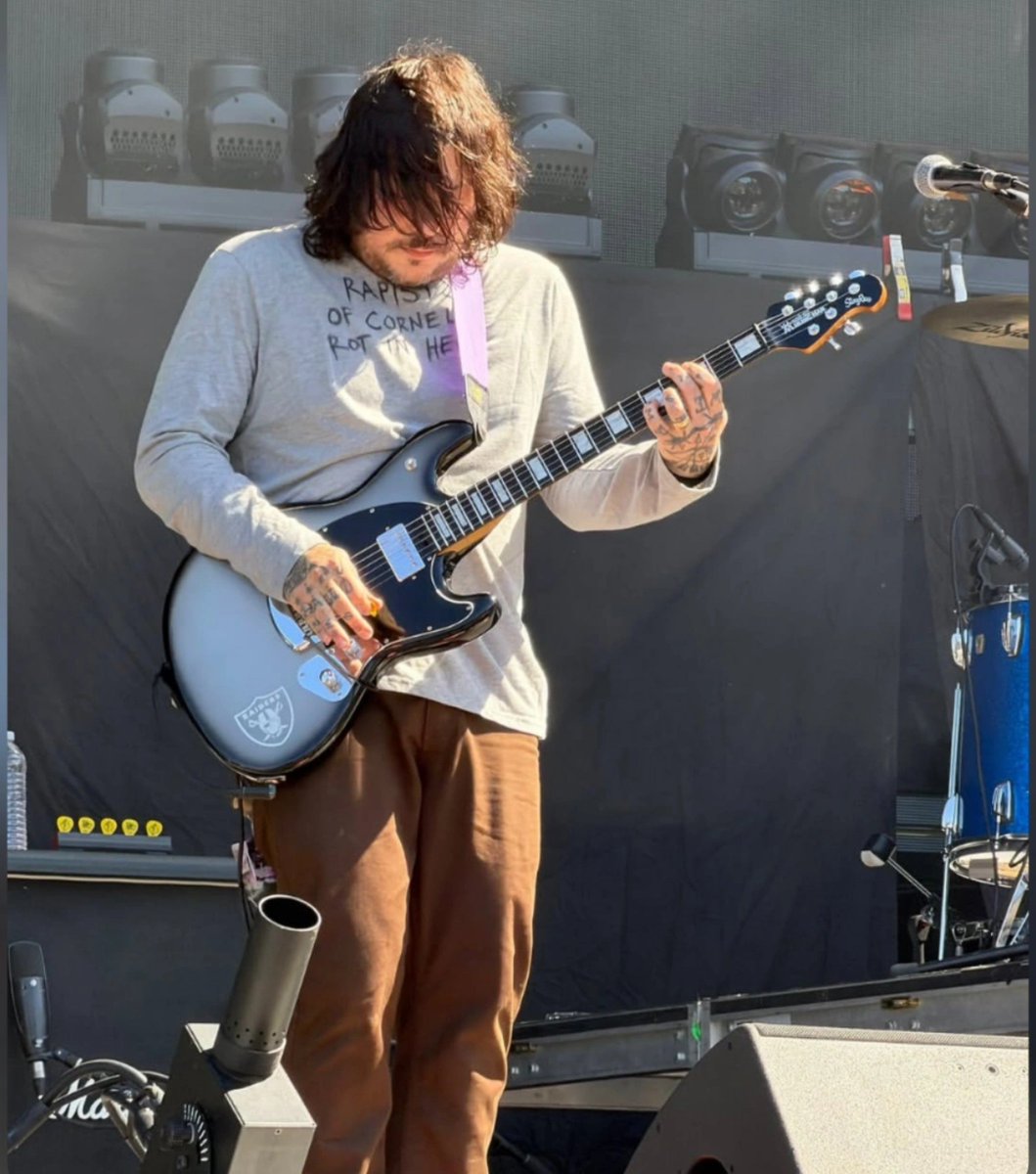 roses_vamp's tweet photo. DIOS GRITALO GORDO TE AMO FRANK IERO https://t.co/3Efj9YkY5V