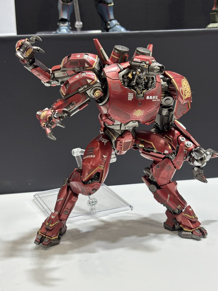 daitaichokojima's tweet photo. いよいよ開幕です！全日本ホビーショー♪
今回はパシフィックリムの3体彩色見本を担当しました！
良い場所に展示されています https://t.co/gsIUJPFVNg