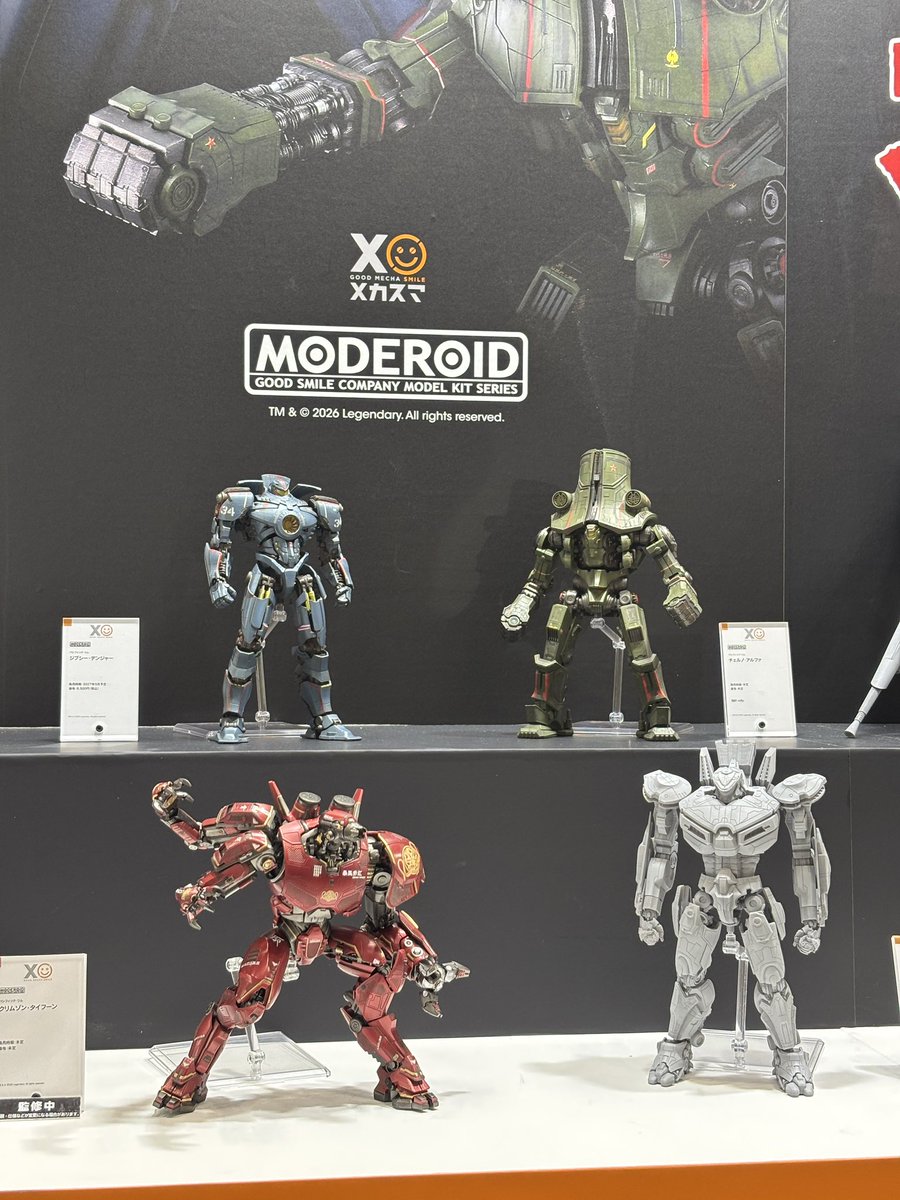 daitaichokojima's tweet photo. いよいよ開幕です！全日本ホビーショー♪
今回はパシフィックリムの3体彩色見本を担当しました！
良い場所に展示されています https://t.co/gsIUJPFVNg