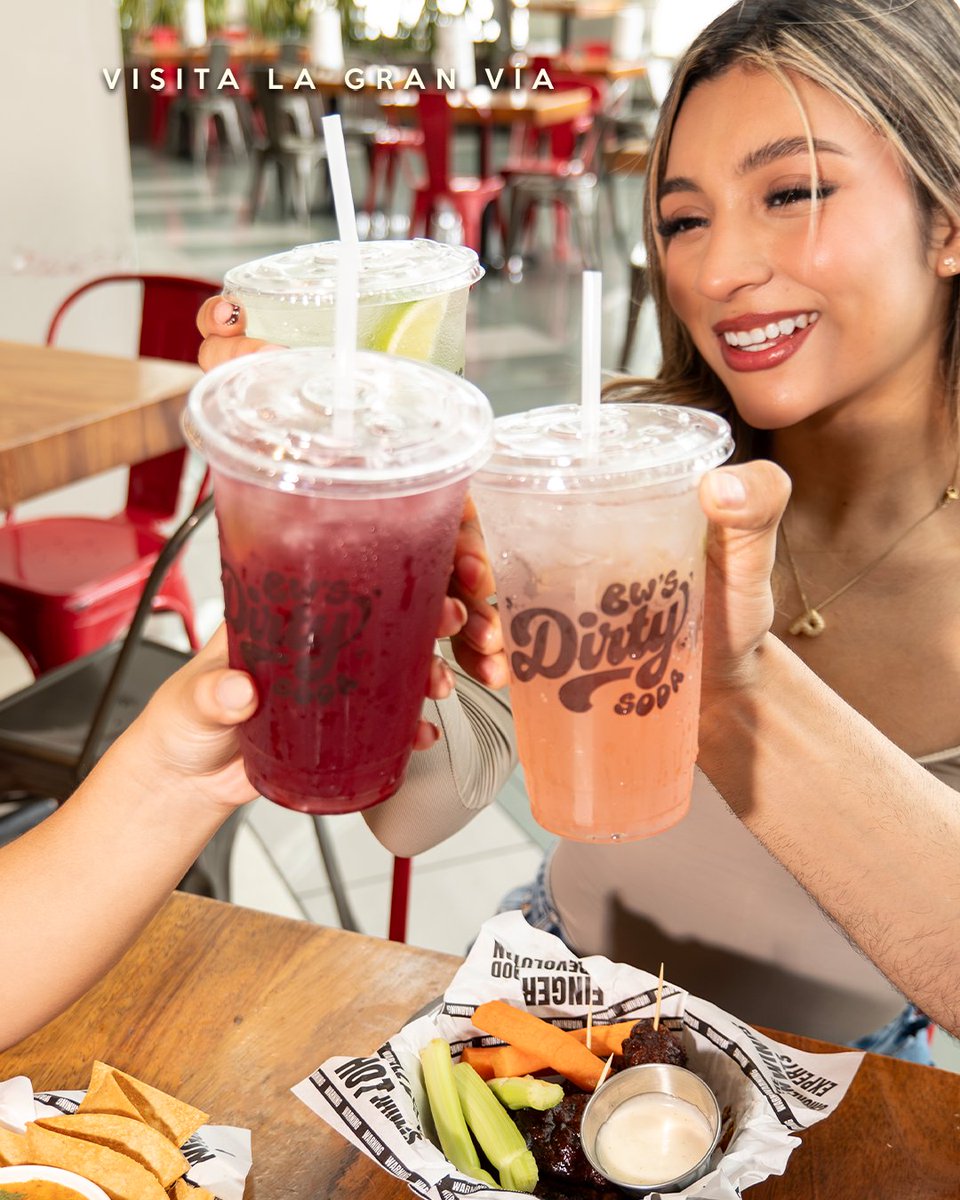 LAGRANVIASV's tweet photo. ¡Un brindis por los buenos momentos! 🥤✨

Refresca tu visita con las BWS Sodas de @buffalowingselsalvador.
¿Cuál sabor elegirías para acompañar tus wings? 👀

📍Visita La Gran Vía.

#LaGranVía #YaEsParteDeTi https://t.co/6VtwfE1Pzt